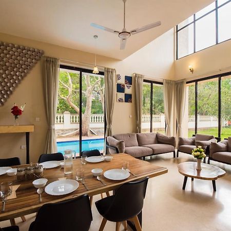 Stayvista'S Greenwoods Villa 10 - City-Center Villa With Private Pool, Terrace, Lift & Carrom Board ロナバラ エクステリア 写真