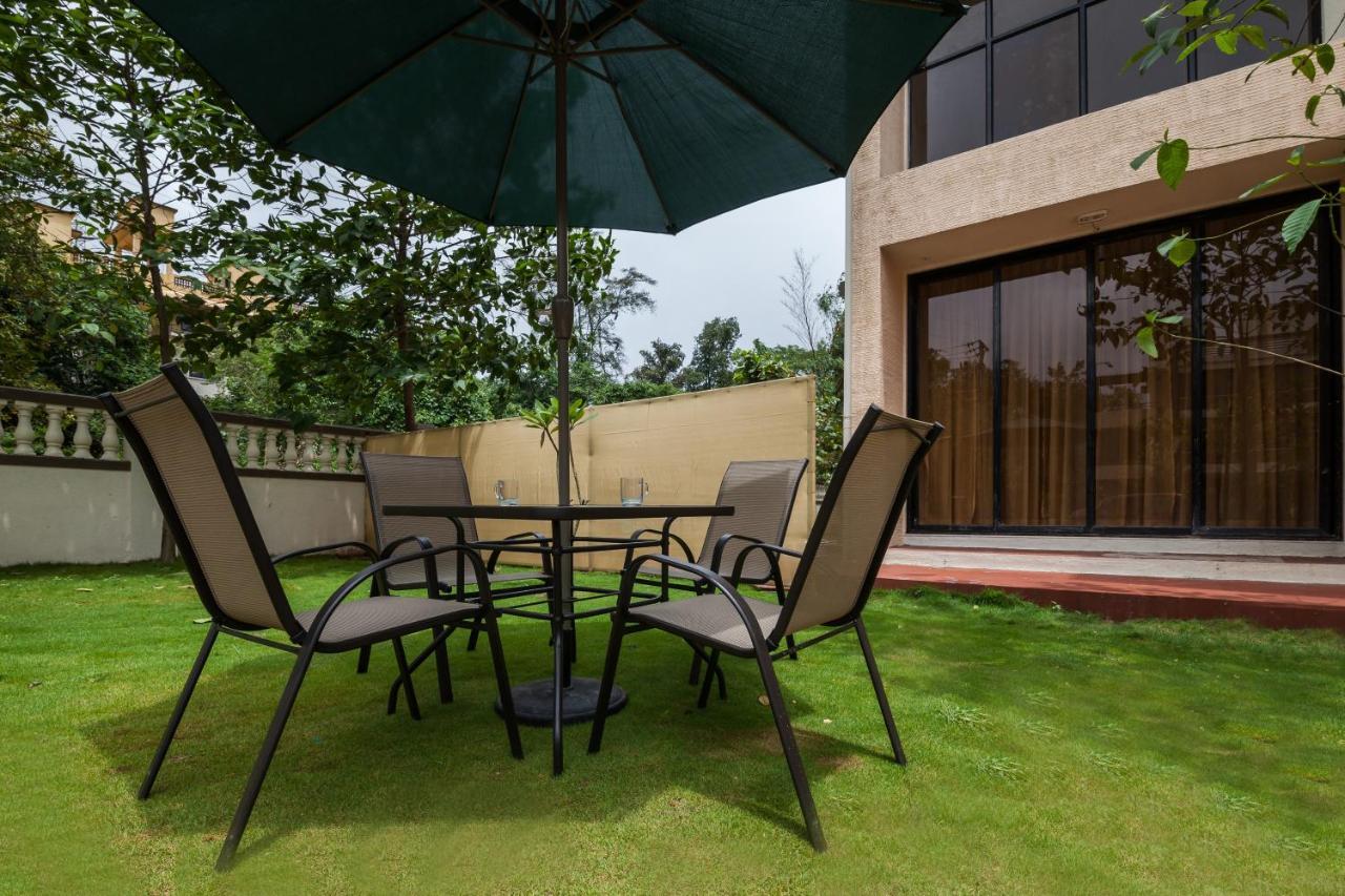 Stayvista'S Greenwoods Villa 10 - City-Center Villa With Private Pool, Terrace, Lift & Carrom Board ロナバラ エクステリア 写真