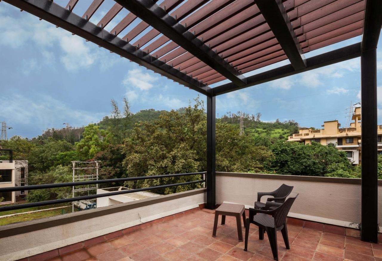 Stayvista'S Greenwoods Villa 10 - City-Center Villa With Private Pool, Terrace, Lift & Carrom Board ロナバラ エクステリア 写真