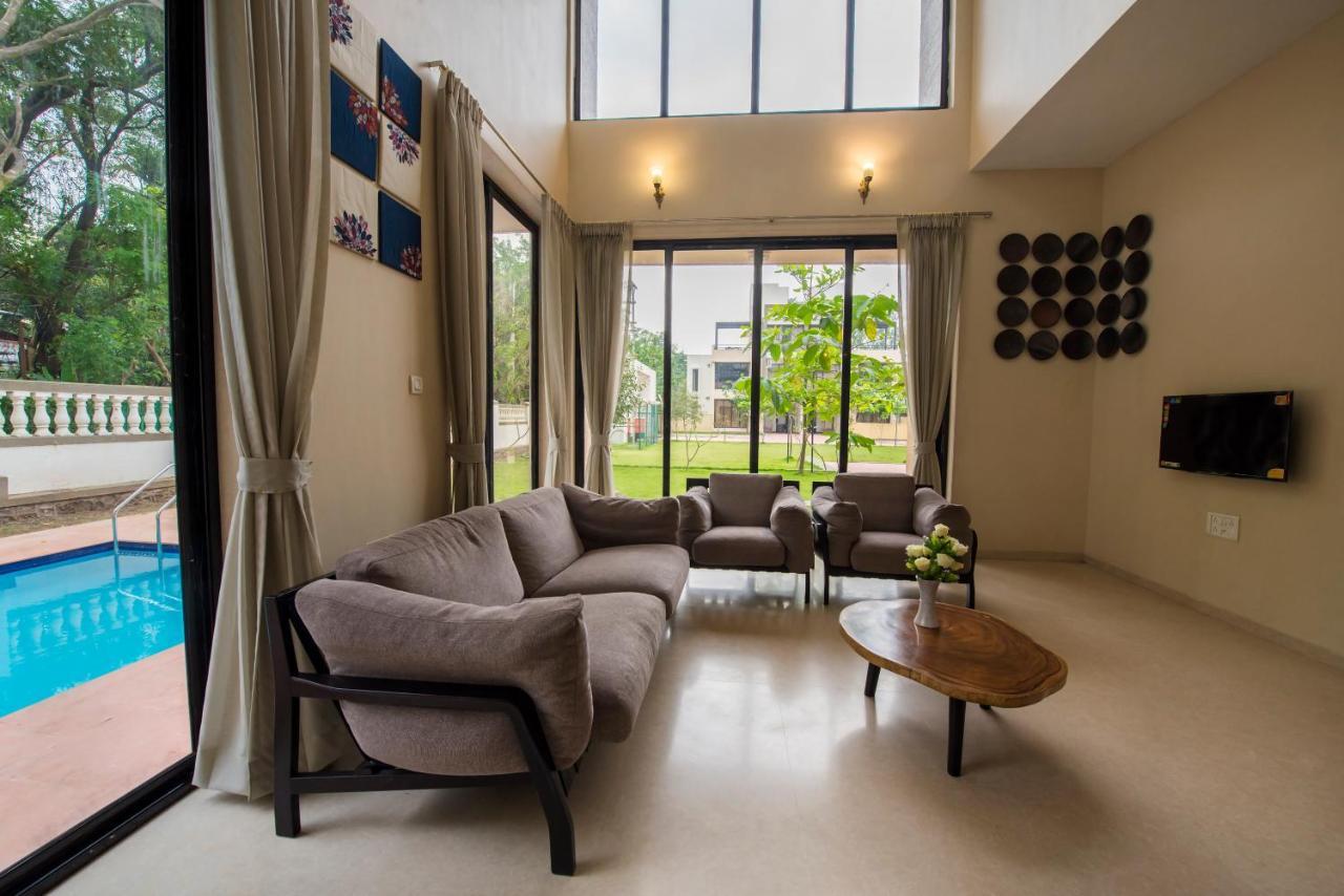 Stayvista'S Greenwoods Villa 10 - City-Center Villa With Private Pool, Terrace, Lift & Carrom Board ロナバラ エクステリア 写真