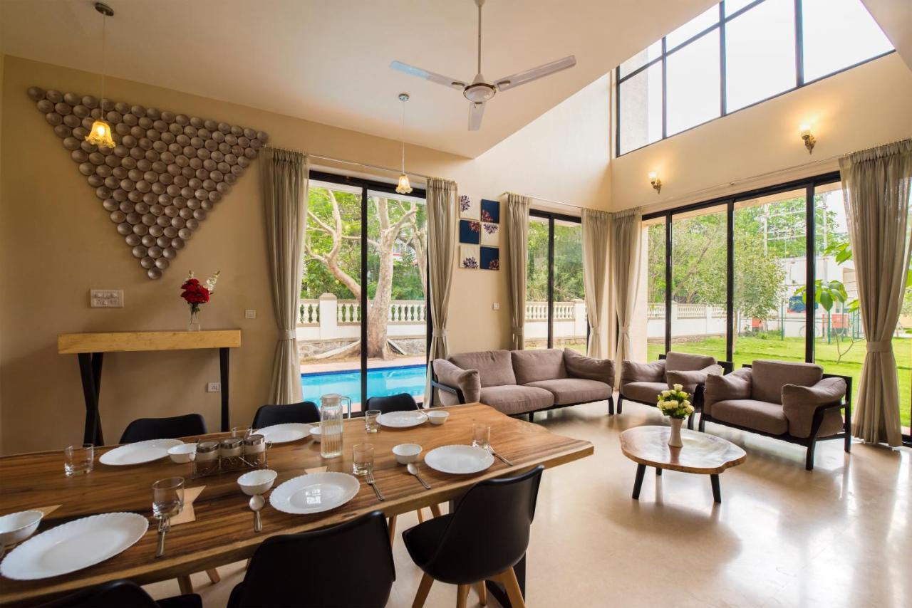 Stayvista'S Greenwoods Villa 10 - City-Center Villa With Private Pool, Terrace, Lift & Carrom Board ロナバラ エクステリア 写真